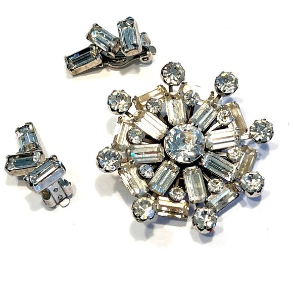 Vintage WEISS Emerald Cut Rhinestone Silver Tone Brooch and Clip-on Earrings Set - Picture 4 of 9